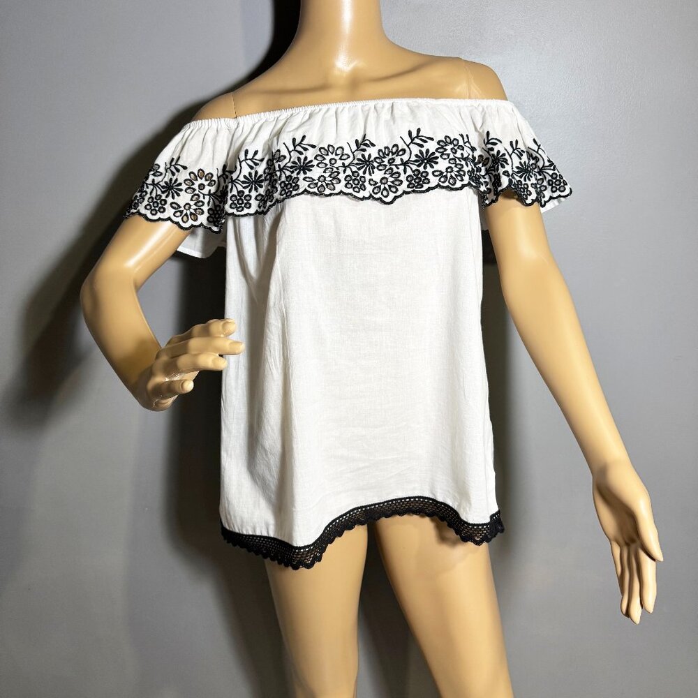 Mr. Buho 100% cotton off-the-shoulder top with black lace trim